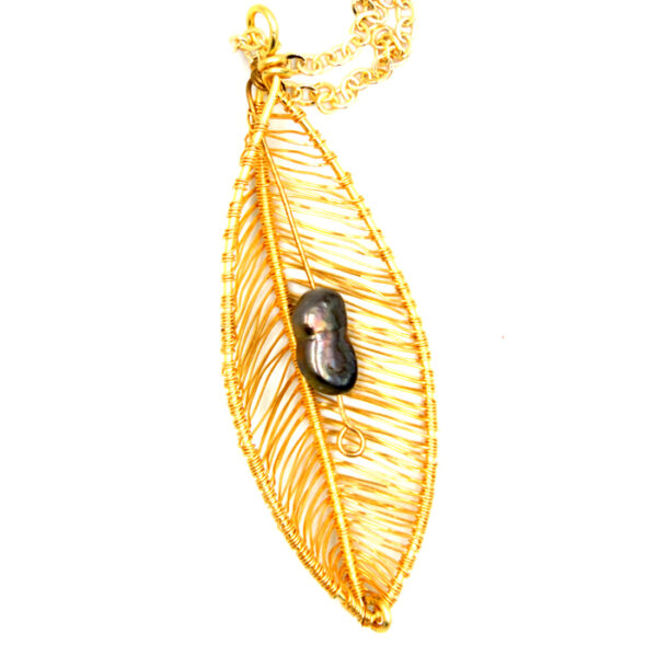 Colier Pearl on Leaf